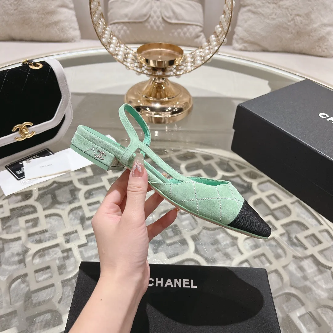👟👟Ex-factory price 540👟👟 CHANEL Xiangjia 25vs spring and summer new fashion sandals series... Chanel is a very comprehensive noble fashion lifestyle brand. The same models are sold by major fashion bloggers and celebrities in Hong Kong, the United States, and other countries. They are simply beautiful. I fall in love with elegance and the playful sense of the future. I want to own them right away just by looking at them. But you can really think about a pair of exquisite high heels. This series is specially designed for extraordinary and indifferent ladies to create a unique overall effect. CHANEL designs products that inspire women to move forward and highlight their charm... 1️⃣Material: original customized high mercerized sheepskin 2️⃣Inner lining: original customized imported sheepskin 3️⃣Feet: original customized imported sheepskin 4️⃣Outsole: genuine leather sole imported from Italy 5️⃣Heel height: 2.5cm/6.5cm/9cm 6️⃣Number: 34-43 (34.40.41.42.43 customized is not returnable) 7️⃣Packaging: The latest and exquisite full set of packaging at the counter